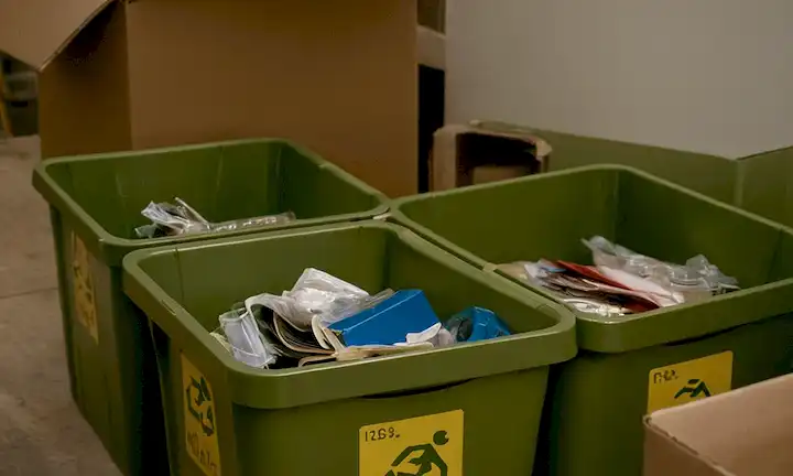 Clasificación individual y separación de materiales reciclables en diferentes contenedores para su correcta eliminación. Esta frase describe específicamente el proceso de reciclaje, centrándose en el manejo de residuos domésticos (en este caso, CD/DVD). Podría aplicarse a las prácticas generales de reducción de residuos y reciclaje en la vida cotidiana, o ser adaptado más específicamente para diferentes regiones y programas de reciclaje locales.