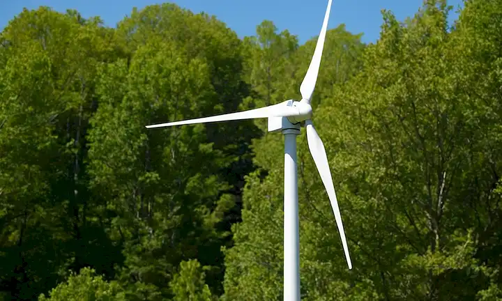 ilustración 3D de una pequeña turbina de viento residencial con hojas giratorias, montada en un techo o poste, rodeada de elementos naturales como árboles y cielo azul, con un fondo sutil borroso