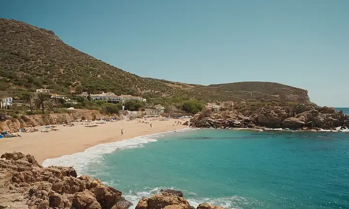 Destinos de reserva: Un oasis refrescante en la región más septentrional de España, especialmente entre esos hermosos y frágiles lugares costeros conocidos como Playas del Norte o Aguas Frescas.( Traducción: En este destino de verano, encontrarás respite...)