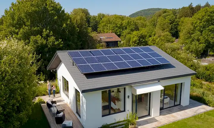 Un día soleado con paneles solares en una azotea