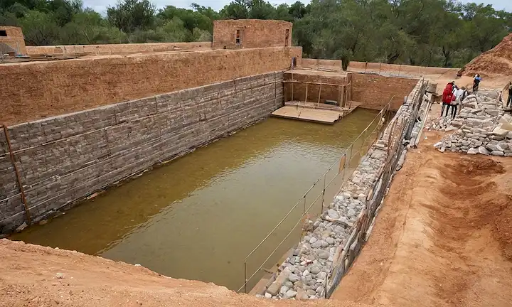 Inspirado por las técnicas innovadoras y las soluciones eficientes en el mundo del agua y la construcción, nuestro artista favorito ha desarrollado una obra maestra con baldosas hidráulicas que se adapta a las necesidades de cada proyecto. En palabras sencillas, ¡un rey de la tradición renovada! (Interpretación humorística).