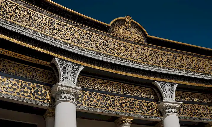 Fachada arquitectónica negra y blanca con patrones geométricos intrincados que muestran una llamativa artista baldwynia. Escrito en elegante y vintage guion a lo largo de un fondo ornamentado adornado con adornos dorados de caligrafía recuerdan a principios del siglo XX libro cubre - esto dice: Ivan Alvarado: El Rey de los Tiros Hidraulicos Tradicionales Renombrados.