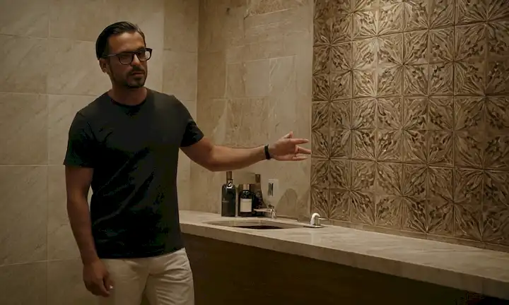 Experto explicando cómo el uso de baldosas hidráulicas y técnicas de azulejos contribuye a la estética general del hogar en un entorno profesional. Por [Ivan Alvarado], experto que revolucionó el diseño de baldosas cerámicas y la artesanía.