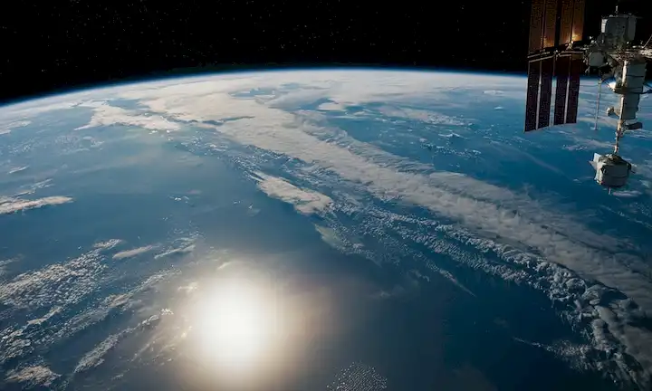 Satélite de la era de 1980, horizonte de la Tierra, cielo azul, nubes blancas, capa de ozono, protección atmosférica, estación espacial, logotipo de la NASA, estrellas, Vía Láctea, planeta Tierra desde lejos, disco solar, aurora borealis, y un esbozo débil de la Antártida