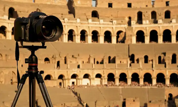 Una cámara que muestra lecturas de calor alcanzando hasta 125 grados Fahrenheit (62 grados Celsius) dentro del Coliseo Romano durante una alerta de calor extremo.