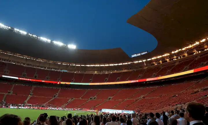 Olas de calor en la Arena di Roma con cámaras que documentan temperaturas alcanzando niveles alarmantemente altos en medio de preocupaciones ambientales globales enfatizadas por una pantalla de tarjetas rojas.