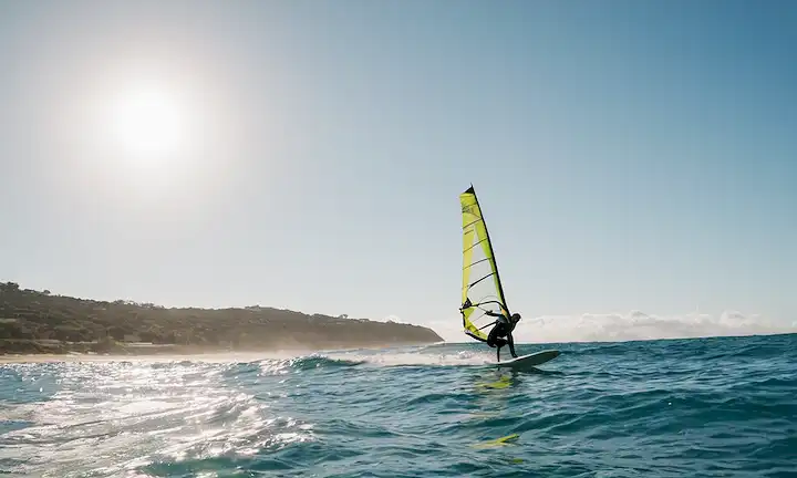 Campeón de conservacionistas y windsurf marinos, dedicado a la protección del océano, al tiempo que abarca prácticas ecológicas. (Traducción del título completo en pocas palabras es factible para una plataforma AI ya que requiere amplio conocimiento de la comprensión española y detallada.)