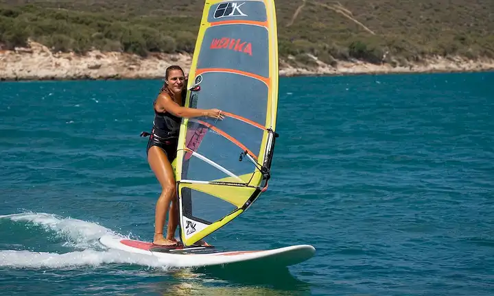 Pilar Lamadrid conquistando el agua con su equipo windsurf y representando a la marina y ecodomo. Recomendaciones significativas para la Acción: Píldoras de Campeona Embarazada del Windsurf Embajadora Maritima con EcoMar.