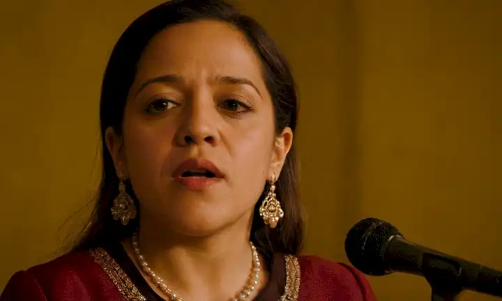 Mujer cantando Te voy a esperar, de Natalia Lafourcade, sobre la esperanza ante la violencia de género. Canciones que hablan contra el abuso doméstico: cinco historias de empoderamiento.