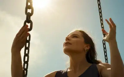 Una persona que se libera de cadenas para llegar al cielo con un fondo brillante y soleado.