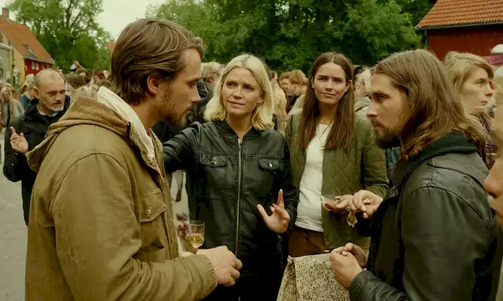 Un grupo de personas discutiendo las decisiones y opiniones públicas en el barrio danés Christiania, a través de flashbacks a su estado de sueño hippie inicial. Escrito en inglés con estilo minimalista.