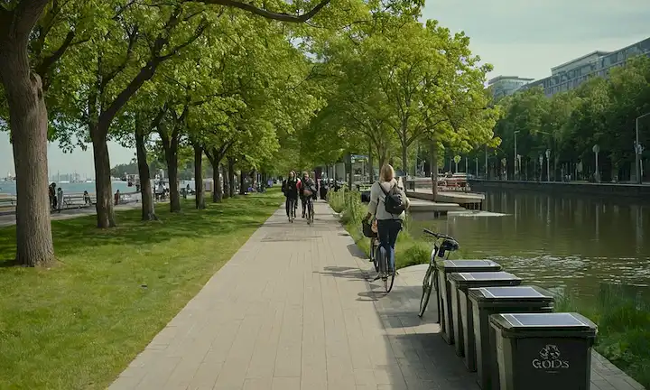 Greenery, paseo marítimo, arquitectura moderna, gente caminando, transporte público, contenedores de reciclaje, paneles solares, parques, faros, árboles, carriles de bicicleta, vida sostenible, vibraciones ecológicas, armonía con la naturaleza