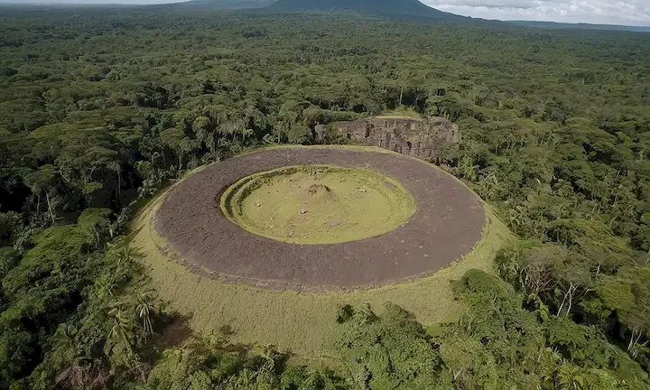 Volcán activo y sitios arqueológicos que muestran restos de una colosal ciudad precolombina, demostrando el potencial como destino turístico en la región de Ciudad Perdida de Amazonas, Venezuela.