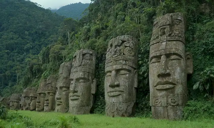 Antigua tribu revelando su dios oculto en forma de grandes esculturas de piedra durante una exploración arqueológica, puesta en contra de un verde fondo de la selva amazónica en Perú.