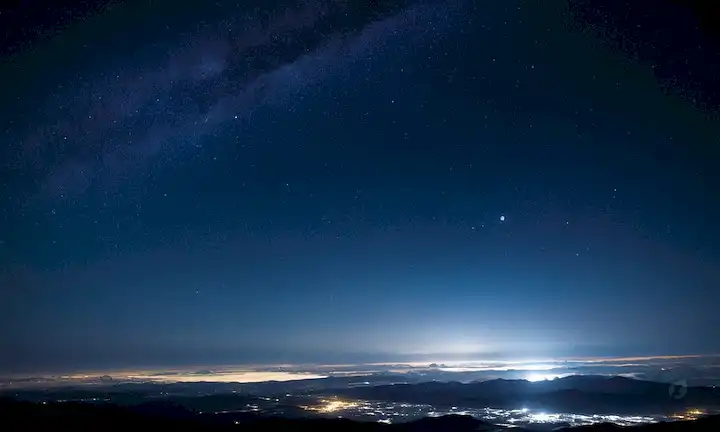 Tierra desde el espacio con nubes y atmósfera visible, líneas blancas delgadas que rastrean emisiones de gases de efecto invernadero, tono azul sutil que representa niveles de dióxido de carbono, estrellas débiles que brillan en el fondo