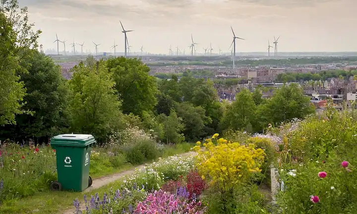 árboles verdes que crecen de nubes de contaminación, un contenedor de reciclaje y un panel solar rodeado de flores florecientes, personas en la naturaleza caminando con bolsas ecológicas y botellas de agua reutilizables, una turbina de viento generando energía limpia en medio de un paisaje urbano, un grupo de personas plantando un jardín comunitario, una persona que reduce los residuos de plástico usando una bolsa de tela
