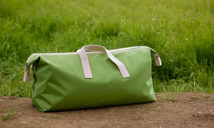 embalaje ecológico, materiales reciclables, moda sostenible, residuos mínimos, bolsas reutilizables, consumidor ecológico, fondo de naturaleza verde, consumo reducido, reutilización de productos, reutilización creativa y hábitos de consumo cuidadosos