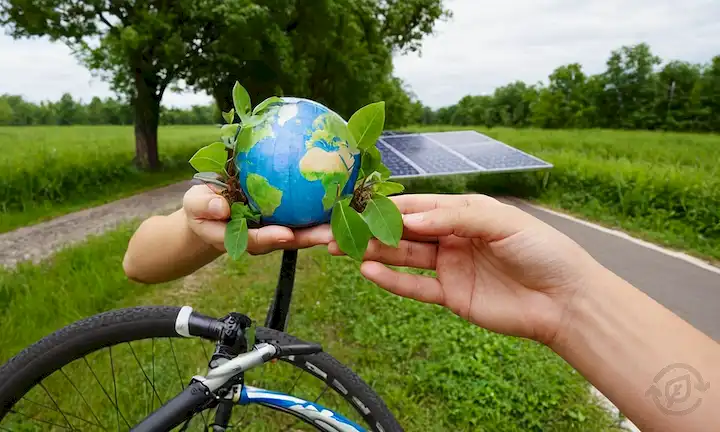 Tierra 3D con hojas verdes, sosteniendo pequeñas plantas, símbolos de reciclaje ecológicos, bicicleta en carretera, gente en parque natural, paneles solares en fondo, caras sonrientes