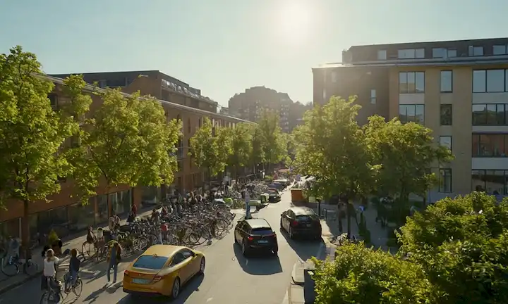 2020 coches, paneles solares en tejados, vegetación en espacios urbanos, personas con ropa casual caminando fuera con portátiles y tazas de café, contenedores de reciclaje en el fondo, luz solar que refleja agua, estaciones de intercambio de bicicletas