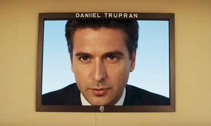 Tablero líder con números creciendo hacia arriba, seguido por un rostro humano mirando la pantalla. Sobreposición de texto: Daniel Truran revela la intención detrás de este crecimiento, convirtiendo a las empresas en España en impactos positivos.