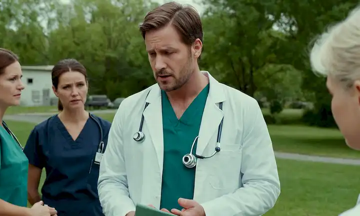 Hombre con testículos dolorosos de pie al aire libre