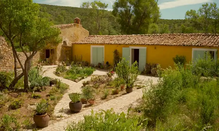 Los residentes de Ecoaglomerado superan los desafíos en el eco-village español por armonía con la naturaleza, mostrando varios espacios verdes y arquitectura sostenible.