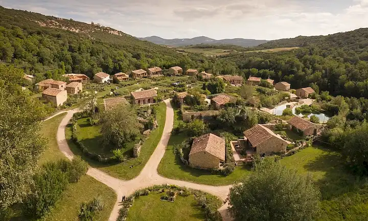 Un modelo de vida sostenible y enraizado en la naturaleza aplicando el Concepto de Ecoaldeas en España, para viver en armonía con nuestra tierra. (Una breve descripción del concepto de Ecovillages: Un ejemplo de vida sostenible en España con el concepto de Eco Villages: Vivir armoniosamente con la naturaleza a través de la vida sostenible.)