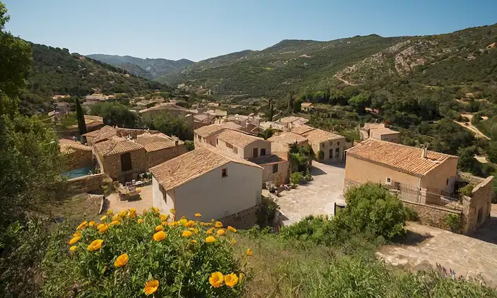 Pueblos ambientales en España: Un futuro sostenible mediante la convivencia cooperativa con la naturaleza. Este es un libro que explora los beneficios de cohabitar comunidades ecológicas como un método para vivir armoniosamente con la naturaleza. El libro podría ser escrito por autores como Isabel Boadella o Josep Borrell, que forman parte del movimiento ecovillage en España - Ecoaldeas en España.