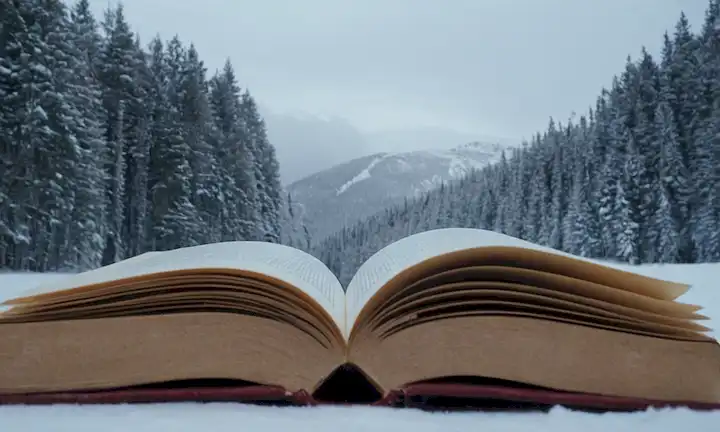 Libro con ilustraciones intrigantes y discusión sobre la comprensión de las ciencias de los olores de invierno, quizás rodeado de un paisaje forestal o paisaje cubierto de nieve.