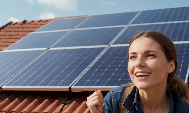 Paneles solares instalados en un techo para la producción de energía y una cara excitada mirando hacia arriba la tarea, con texto simple explicando el propósito y una lista de instrucciones paso a paso para los principiantes.