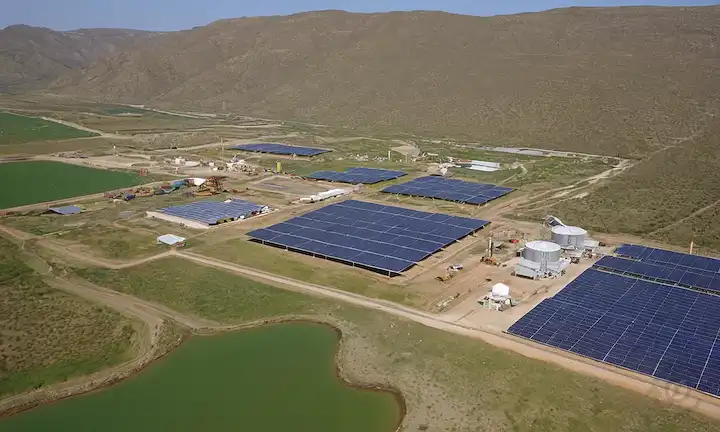 Minas de zinc, vegetación, paneles solares, turbinas eólicas, conservación de agua, instalaciones de reciclaje, mineros en equipo protector, fauna diversa, equipos industriales, formaciones geológicas, paisajes naturales
