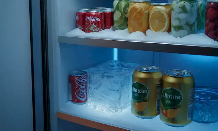 estantes de hielo, ventilación fría, interior frigorífico, estantes con comida y bebidas, luz azul fría, paredes heladas, bandejas de hielo, alimentos congelados, panel de temperatura