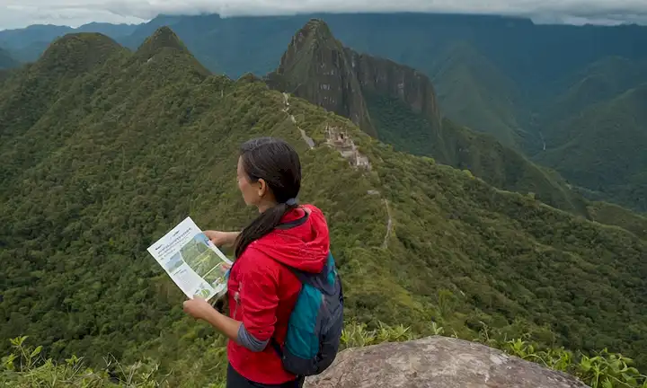 Mujer de pie en la cima de una montaña con un panfleto mientras la gente cercana abraza el desierto en la conservación de especies en peligro. Esto representa una iniciativa para salvar y proteger a un raro guacamaya (ave Espijas) llamado por Johann Friedrich Bollay, que una vez propuso preservarlo durante su tiempo como cónsul para Perú, despertando esperanza y renovación después de años de extinción.