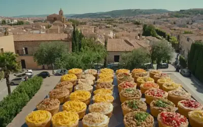 Panorama urbano con personas tostando pasteles y zanahorias llenando parrillas para una comida en España