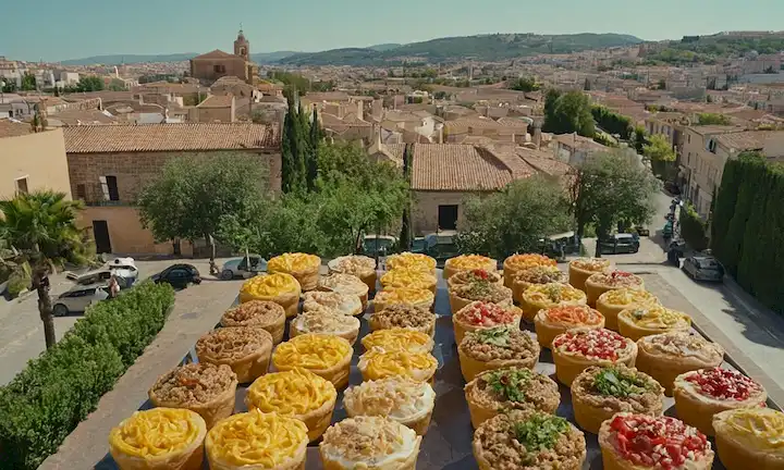 Panorama urbano con personas tostando pasteles y zanahorias llenando parrillas para una comida en España