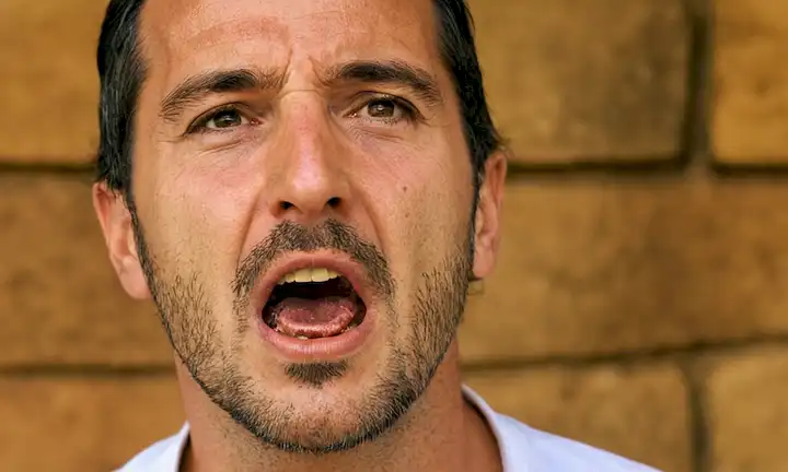 Hombre español con mandíbulas abiertas y tenebrosos en su cara. Significado en agricultura sostenible para consumir insectos como alternativa de carne en España enfatizando la sostenibilidad de la producción de alimentos.