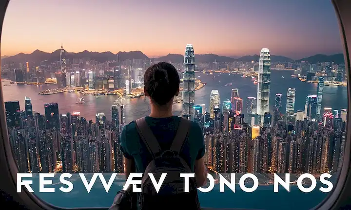 Pasajero que tiene una imagen ganadora y sonríe mientras domina un paisaje urbano emblemático. El texto indica, Descubre cómo conseguir tu vuelo libre a Hong Kong con nuestro concurso de regalos!