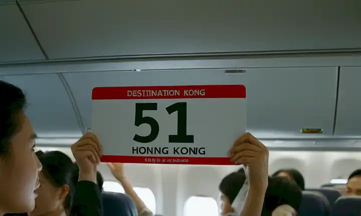 Los viajeros que sostienen el signo de destino a bordo de un avión con un logotipo de The Hong Kong Company o AirHong Kong. El mensaje podría estar en negrita, ¡Tu oportunidad de descubrir Hong Kong!.