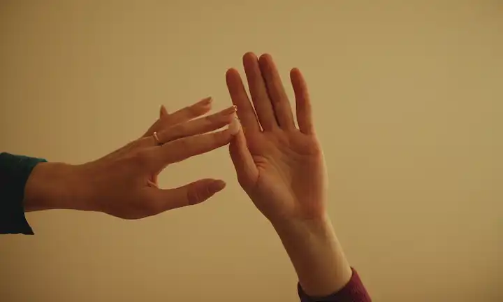 Persona hablando con las manos para enfatizar puntos clave sobre ser parte de la comunidad LGTBIQ+, específicamente la etiqueta intersex. Mencionan que su más allá de un solo término de una palabra y destaca su experiencia única dentro de esta comunidad.
