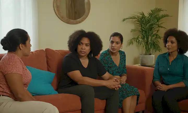 Un líder de grupo de apoyo que dirige a los asistentes hacia un cómodo sofá, con diversos y confiados participantes que intercambian información y comprensión sobre la identidad sexual. (Es bien humanas las hermanafroditas - o Todo está bien cuando los seres humanos son hermafroditas como interpretadas para la comunidad LGTBIQ+).