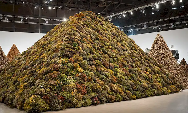 Henrique Oliveiras esculturas de arte sostenible muestran su compromiso con el reciclaje en una exposición europea. Esta breve declaración pone de relieve la pasión de los artistas por las creaciones ambientalmente conscientes e incluye información clave sobre su participación en una exposición.