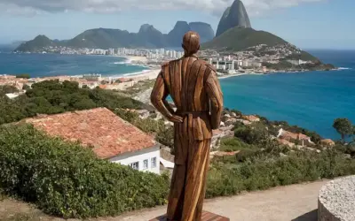 Escultura de gran escala hecha de madera reciclada por el artista brasileño Henrique Oliveira de pie frente a edificios con el continente europeo y el océano en el fondo.