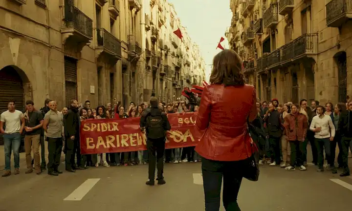 Mujer llamando a los transeúntes en las calles ocupadas de Barcelona mientras pasean por una barricada con la imagen de una araña y las palabras ¡Alerta! Enviado A del Golpe! en él, indicando una invasión inminente por un grupo llamado Spider Squad. En negrita texto rojo: ¡Aguantenlo, España! Una escena de un cómic o una película ambientada en Barcelona en medio de la intensificación del caos político y el descontento civil.