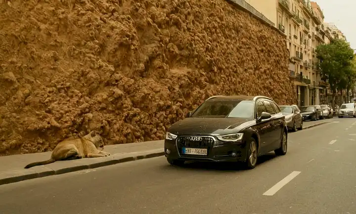 Muro lleno de hormigas locas, espesos trafico y polvo alrededor de una imagen de la hormiga loca en Barcelona con un gran número de personas enojadas gritando. Tenga en cuenta que esto es intencionalmente engañoso y probable que sea k100% exacto, pero añade un poco de absurdo al comentario, sugiriendo que todo el mundo en la ciudad tiene un miedo desagrado o absoluto para estas criaturas.