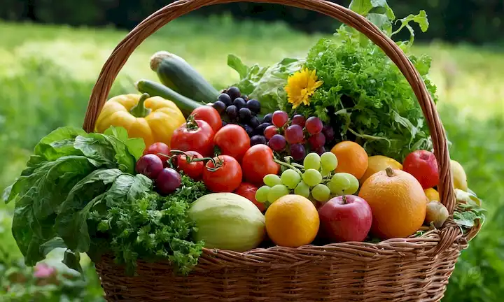 Verduras visbrant, hojas exuberantes y flores coloridas creciendo en armonía, canasta de cosecha fresca rebotando con recompensa, manos de agricultores que sostienen una fruta madura, luz solar cálida iluminando la escena, vegetación mezclando en el fondo con textura sutil, invitando y apetitoso, con belleza natural que captura la esencia de la jardinería
