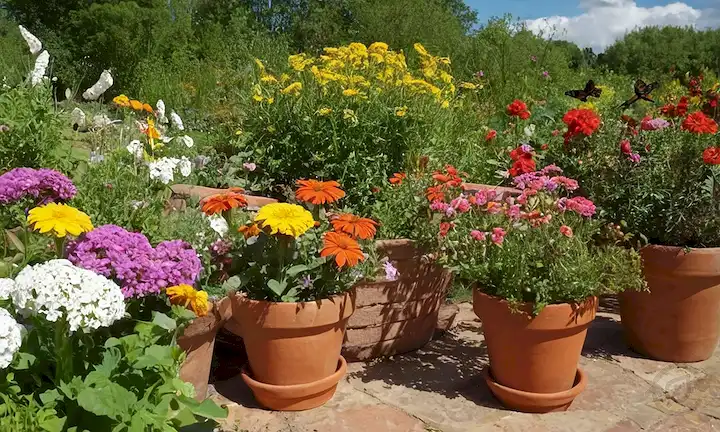 Flores vibrantes, exuberante vegetación, herramientas de jardinería, guantes de jardinería, camas de jardín, macetas de terracota, un cielo soleado con nubes blancas, mariposas coloridas y algunas abejas zumbidas