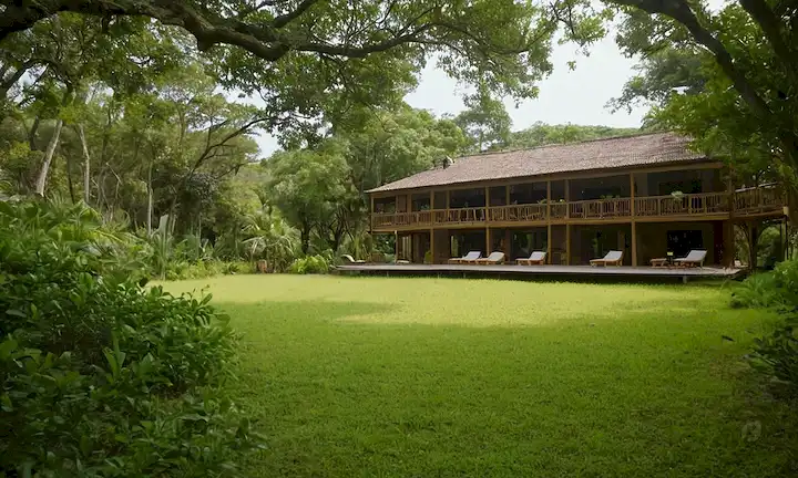 Greenery, hotel ecológico, árboles, animales, conservación, turismo sostenible, prácticas ecológicas, biodiversidad, área protegida, paisaje natural, ambiente tranquilo