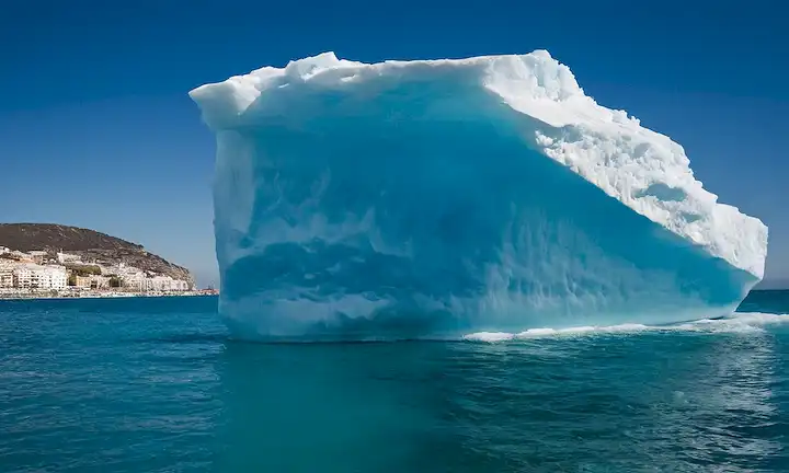Personification of icebergs as the subject of a tourism attract in the city of Málaga, with an environmental message subtly underlying the title.