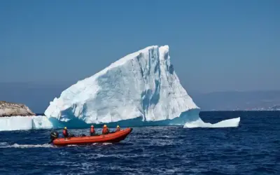 Transporte de barcos en el Mar Mediterráneo con un gran iceberg en primer plano. Opción por el turismo o el engaño ambiental. Nota: La mención de Málaga y iceberg podría considerarse como adaptaciones para proporcionar contexto
