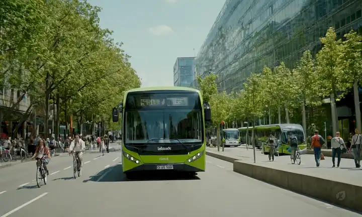 Autobuses de energía limpia, paisajes urbanos con vegetación, calles urbanas con gente caminando y ciclismo, opciones de transporte sostenible, vehículos eléctricos, sistemas de tránsito público, futuro de emisiones cero, soluciones innovadoras, infraestructura urbana, tecnología verde